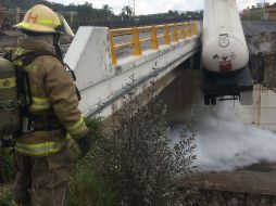 La fuga ha provocado el cierre de la autopista en ambos sentidos a la altura de la caseta El Arena. ESPECIAL / Protección Civil Jalisco
