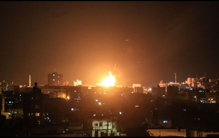 Una explosión se produce tras un bombardeo de fuerzas israelíes sobre la Ciudad de Gaza, en respuesta a fuego desde el territorio palestino. AFP/A. Abu Ryash