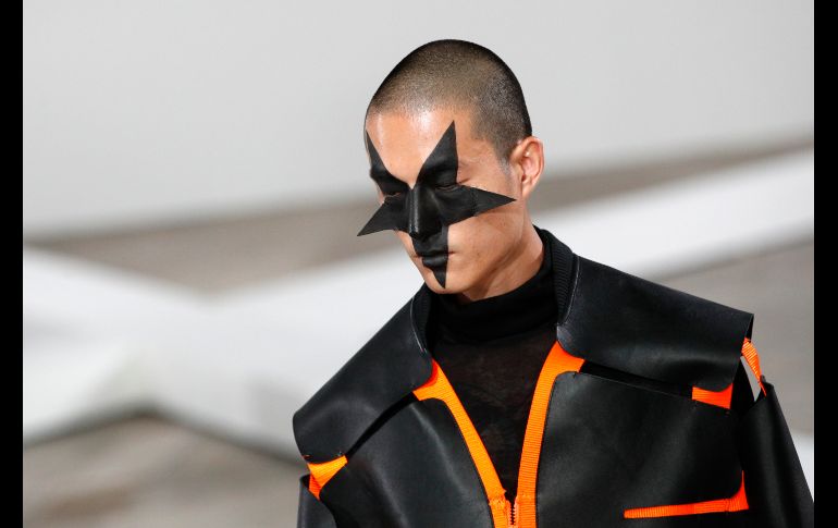 Un modelo muestra diseños de la colección primavera-verano de Van Beirendonck, presentada en París. AP/C. Ena