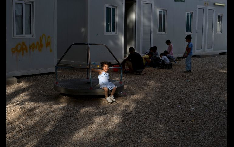 Una niña siria juega en un campamento de refugiados en Ritsona, Grecia. Este 20 de junio se conmemora el Día Internacional del Refugiado. AP/P. Giannakouris