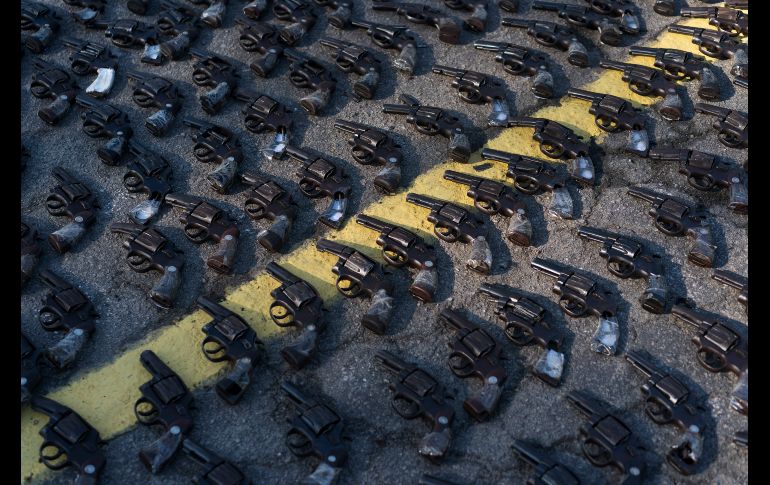 Armas confiscadas se despliegan en el suelo previo a su destrucción en Río de Janeiro, Brasil, como parte de un operativo militar. AP/L. Correa