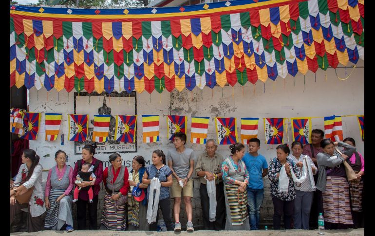 Tibetanos exiliados aguardan con pañoletas ceremoniales para recibir a su líder espiritual, el Dalai Lama, en Dharmsala, India. AP/A. Bhatia