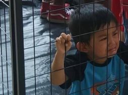 Diversos usuarios en redes sociales han compartido la fotografía del pequeño, señalando que es una víctima más dentro de un centro de detención. ESPECIAL