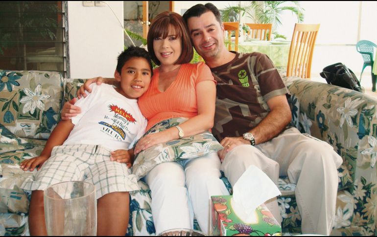 Miguel y Cristi Maisterra con su hijo. ESPECIAL