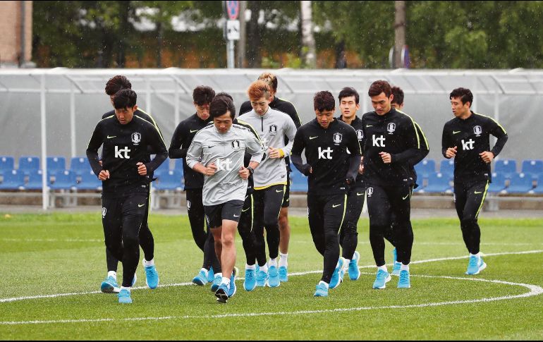 Entrenamiento. El equipo de Corea del Sur se prepara para medirse a México, partido en donde mantienen esperanzas de ganar para aspirar a clasificar. EFE