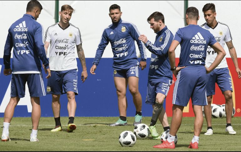 A rescatar al astro. La orden del día en la Selección de Argentina es aliviar la pesada carga que siente Lionel Messi tras fallar un penal ante Islandia. AFP
