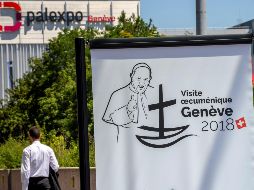Un peatón camina junto a un cartel del Papa Francisco con motivo de su visita para participar en el 70 aniversario de la Fundación del Consejo Ecuménico de las Iglesias (CMI), en Ginebra. EFE/M. Trezzini