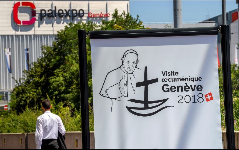 Un peatón camina junto a un cartel del Papa Francisco con motivo de su visita para participar en el 70 aniversario de la Fundación del Consejo Ecuménico de las Iglesias (CMI), en Ginebra. EFE/M. Trezzini