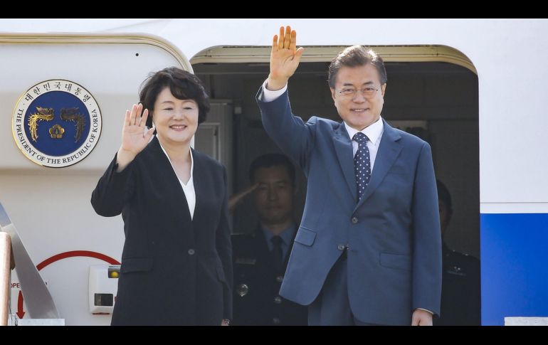 El presidente surcoreano Moon Jae-in (d) y la primera dama Kim Jung-sook (i) saludan antes de partir hacia Moscú para una visita de estado de tres días a Rusia. EFE/YONHAP