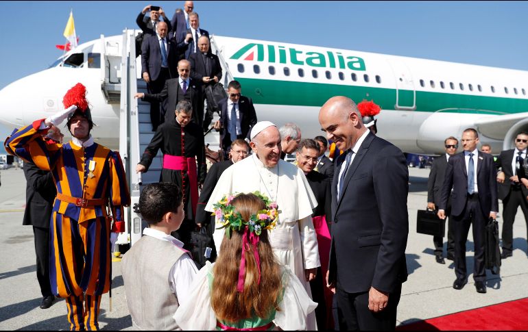 El Papa Francisco (i) es recibido por el presidente suizo, Alain Berset (d), a su llegada al aeropuerto de Ginebra. EFE/P. Klaunzer