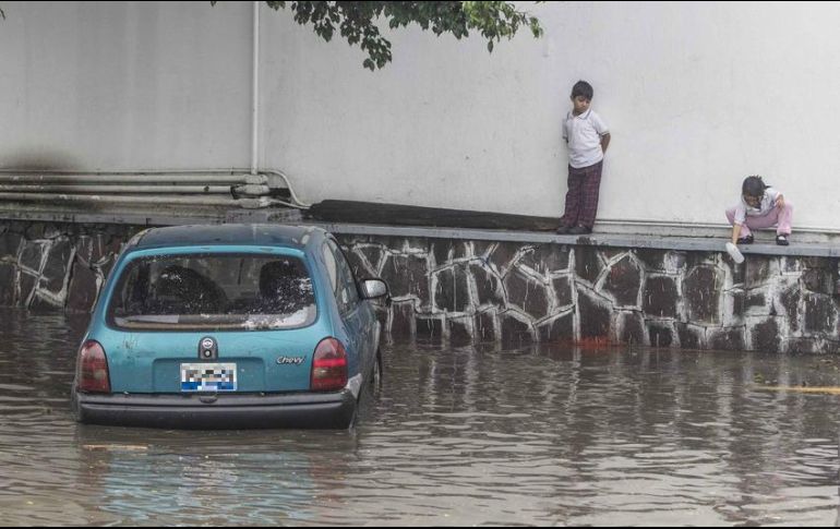 El director general de la Unidad Estatal de Protección Civil y Bomberos de Jalisco afirma que durante una tormenta se debe vigilar a los niños y nunca dejarlos solos. EL INFORMADOR / ARCHIVO