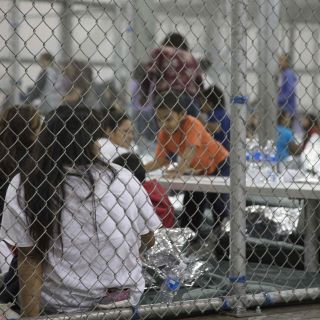 Niños migrantes recluidos en Virginia, Estados Unidos reportan abusos 