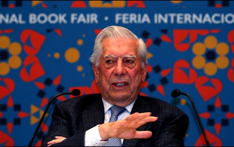 Detallan que Vargas Llosa no sufrió fractura ósea, pero sí un hematoma en la zona del glúteo izquierdo. NTX / ARCHIVO