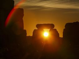El sol salió por detrás del Heel Stone, que según la tradición marca el punto del amanecer en el horizonte, a las 04.52 de la madrugada. AFP / G. Caddick