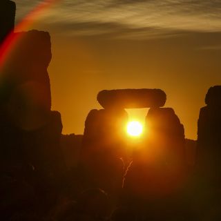 Miles celebran el solsticio de verano en Stonehenge