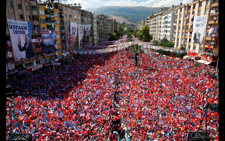 Simpatizantes del Partido Justicia y Desarrollo, del presidente turco Recep Tayyip Erdogan, asisten a un mitin en Kahramanmaras, Turquía, previo a las elecciones parlamentarias y presidenciales del 24 de junio. AP/Servicio de Prensa de la Presidencia