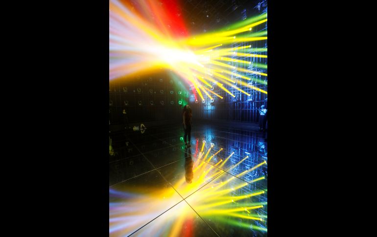 Visitantes observan una obra de la exposición digital en Tokio, Japón, en la inauguración del 