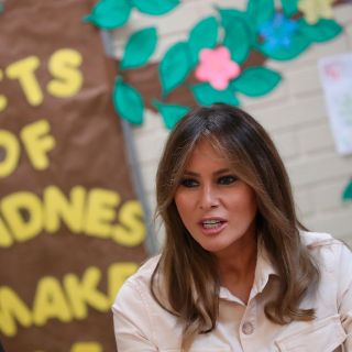 Melania Trump se reúne con niños inmigrantes en la frontera con México