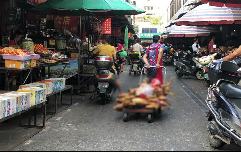 Pese a que el año pasado entró en vigor una ley que prohibía la venta de esta carne en restaurantes, el festival sigue celebrándose en el mercado Dashichang de Yulin. AFP / P. Yiu