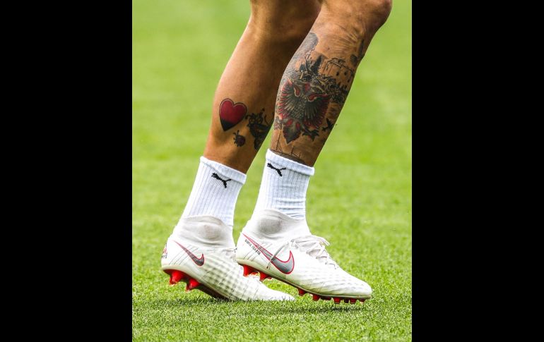 El jugador de Suiza Valon Behrami, con un tatuaje que muestra el águila de la bandera albanesa. EFE/A. Babani