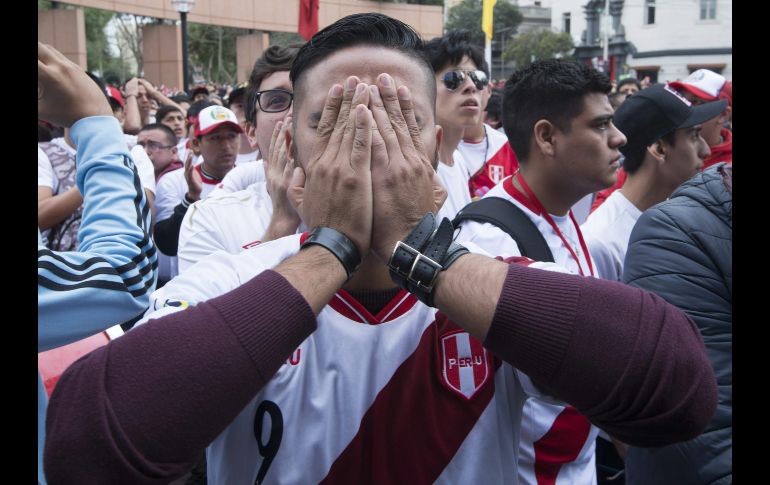 Desde Perú, aficionados reaccionaron con decepción y tristeza la pronta eliminación de su selección del Mundial de Rusia 2018. Desde una transmisión en vivo en Lima.