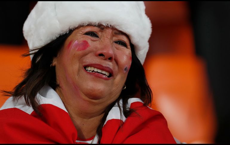 Una mujer llora tras la derrota de Perú, que estaba de regreso en un Mundial después de 36 años de ausencia.