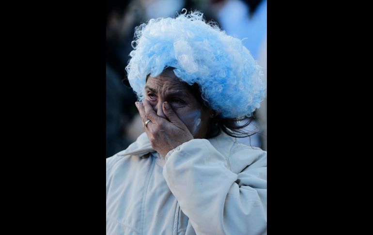 Una fan de Argentina llora en el sitio de una transmisión en vivo en Buenos Aires. Croacia se impuso por 3-0 a Argentina en duelo del Grupo D del Mundial Rusia.