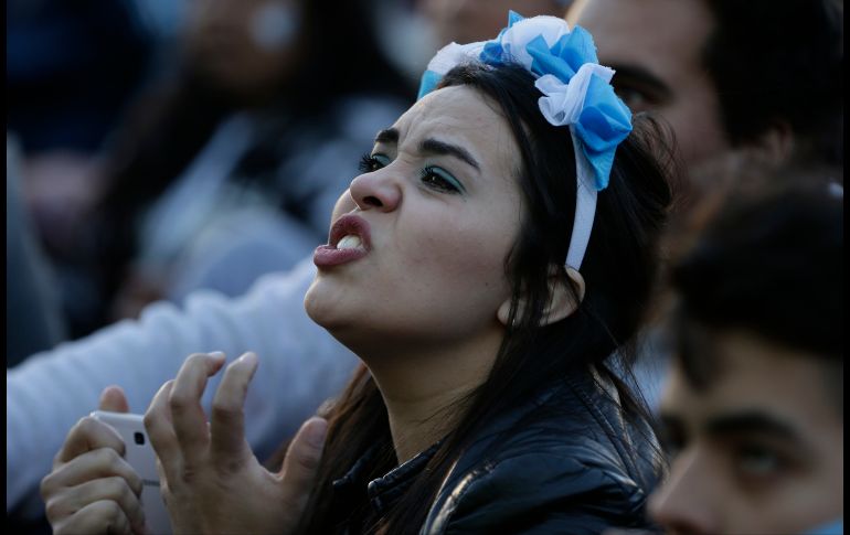 En la capital argentina, una mujer reacciona ante el decepcionante resultado.