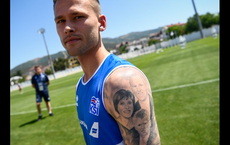 Arnor Traustason, de Islandia, lleva un tatuaje de sus padres y hermano. AFP/J. Nackstrand