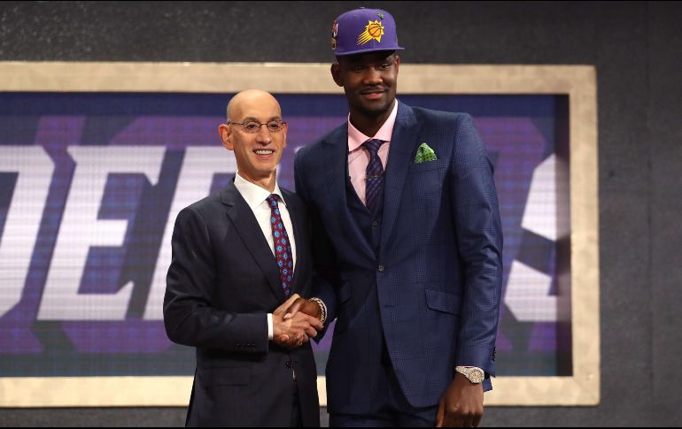 Deandre Ayton posa junto al comisionado de la NBA, Adam Silver. AFP/M. Stobe
