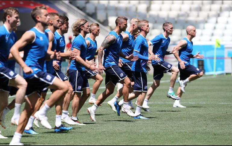 Los jugadores de Islandia se preparan para enfrentar a Nigeria. EFE/Z. Kurtsikidze