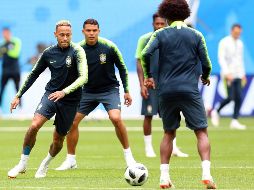 Neymar (izquierda) podría aparecer en el arranque del duelo entre Brasil y Costa Rica; ayer se entrenó al parejo con sus compañeros de Selección. EFE/T. Bozoglu
