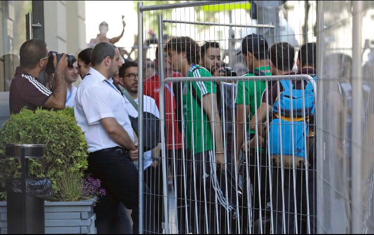 En medio de un fuerte dispositivo de seguridad, jugadores de la Selección mexicana arribaron ayer al hotel de concentración en la ciudad de Rostov del Don. SUN/L. Cortés