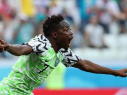 Mousa anota los dos goles de la Selección nigeriana. EFE/Z.Kurtsikitzde