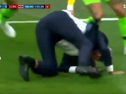 Cuando llegó el gol, Tite corrió desde el banquillo y cayó hacia delante y dio una vuelta encima del césped, en una imagen que causó revuelo en las redes sociales. YouTube / Frost