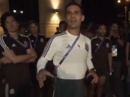 La serenata de los aficionados mexicanos tuvo lugar en las instalaciones del hotel de la Selección mexicana. TWITTER/ @miseleccionmx