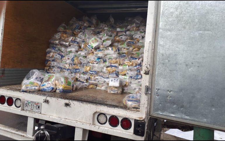 La PGJ de la CDMX resguardó la camioneta que contenía los paquetes de despensa. TWITTER / @PonFDE