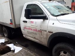 La camioneta utilizada para transportar las despensas estaba marcada con logotipos de la Sedeso. TWITTER / @PonFDE