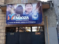Mendoza reconoció que en días pasados solicitó autorización al dueño de la finca para colocar la lona, pero que no hay un equipo de campaña dentro ni está vinculado con la casa. TWITTER / @agustingc2012