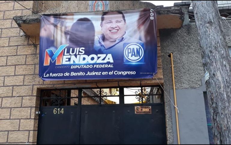 Mendoza reconoció que en días pasados solicitó autorización al dueño de la finca para colocar la lona, pero que no hay un equipo de campaña dentro ni está vinculado con la casa. TWITTER / @agustingc2012