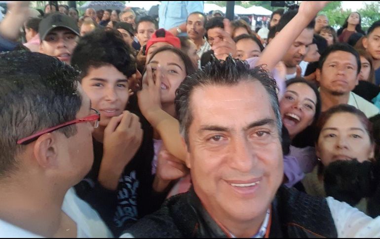 En el kiosco donde buscó refugio, Rodríguez Calderón convivió con jóvenes jaliscienses. TWITTER / @JaimeRdzNL