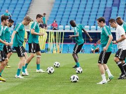Jugadores de Alemania durante su entrenamiento previo al duelo contra los suecos. EFE