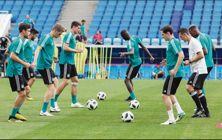 Jugadores de Alemania durante su entrenamiento previo al duelo contra los suecos. EFE
