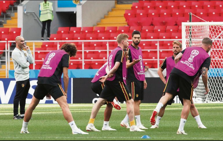 El técnico de la Selección de Bélgica, el español Roberto Martínez (izquierda), observa atento el entrenamiento de su equipo previo al encuentro de hoy ante Túnez. EFE