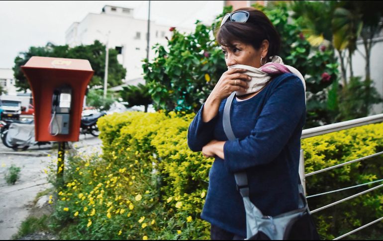 Familiares. Mariana Reyes, madre del periodista Javier Ortega, a las afueras de las oficinas forenses. AFP