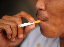 El principal factor de riesgo para cáncer pulmonar es el tabaquismo; las probabilidades de que un hombre adquiera cáncer en su vida son de uno en 15, mientras que en la mujer son de una en 17, incluyendo a fumadores activos y pasivos. AFP / ARCHIVO