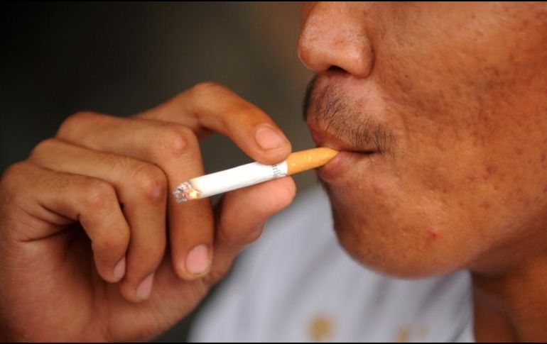 El principal factor de riesgo para cáncer pulmonar es el tabaquismo; las probabilidades de que un hombre adquiera cáncer en su vida son de uno en 15, mientras que en la mujer son de una en 17, incluyendo a fumadores activos y pasivos. AFP / ARCHIVO