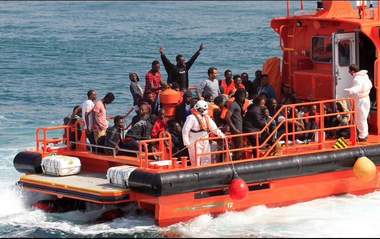 Efectivos de Salvamento Marítimo han rescatado esta mañana a un total de 289 inmigrantes cuando intentaban alcanzar las costas españolas a bordo de dieciséis pateras en aguas del Estrecho de Gibraltar y del mar de Alborán. EFE / A. Carrasco