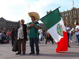 Poco a poco miles de aficionados se dan cita en la plancha del Zócalo capitalino para ver el partido que México sostendrá ante república de Corea. NTX / I. Hernández