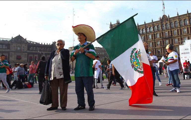 Poco a poco miles de aficionados se dan cita en la plancha del Zócalo capitalino para ver el partido que México sostendrá ante república de Corea. NTX / I. Hernández